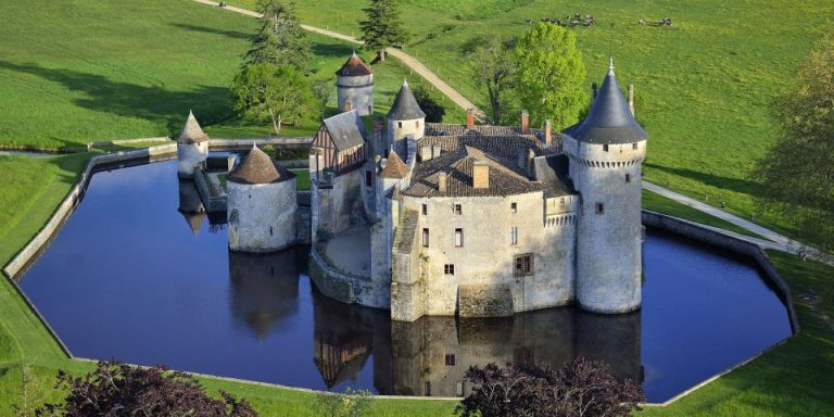 La France abrite environ 45 000 châteaux, dépassant ainsi le nombre